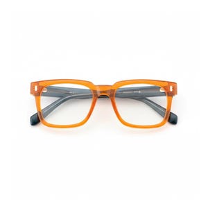 Op de afbeelding: Bril met een doorschijnend oranje rechthoekig montuur met een dik randontwerp. De pootjes hebben een contrasterende donkergrijze kleur, zichtbaar door de heldere glazen. Het montuur heeft kleine metalen accenten op de voorste hoeken.