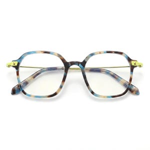 Puede incluir: Gafas con montura cuadrada redondeada y un patrón de carey multicolor en tonos azul, marrón y crema. La montura incluye varillas finas de metal dorado y detalles en color verde lima en las bisagras.
