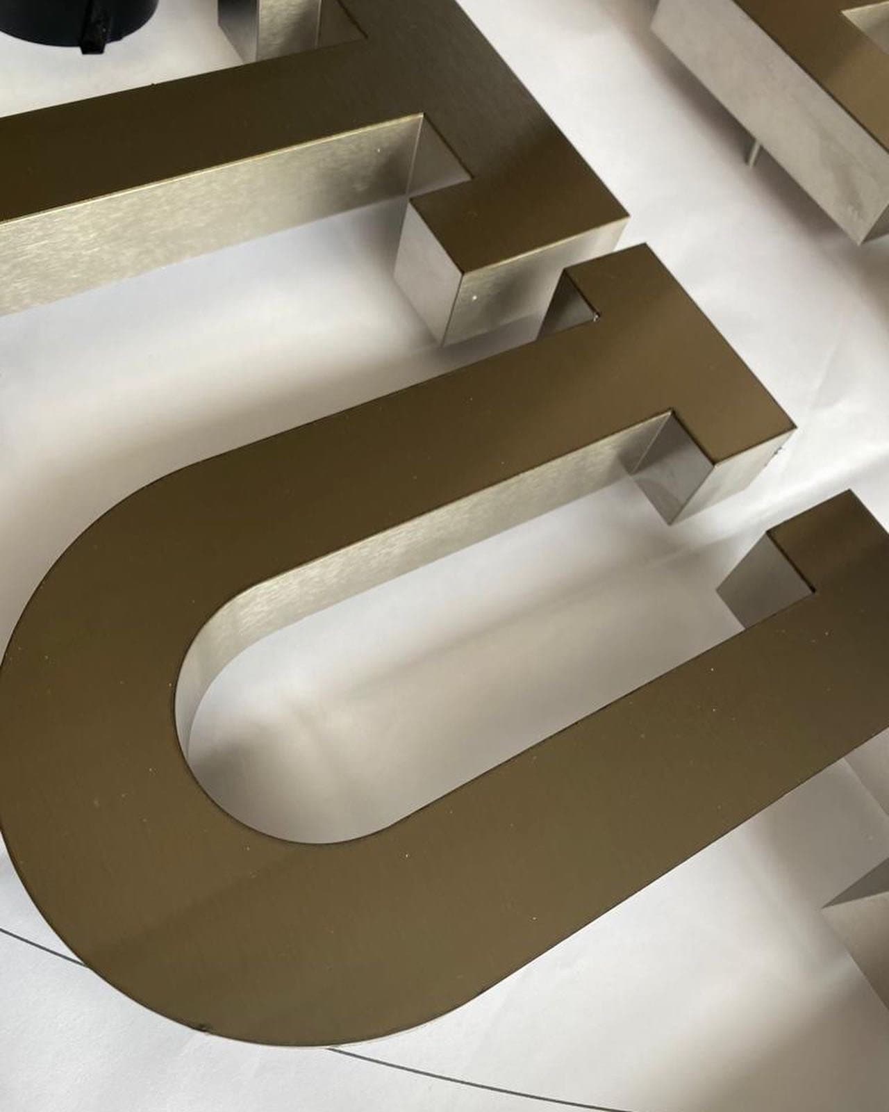 Weathers Canvas Unveiling The Beauty Of Brushed Metal Signs Aged By Time - es6yok4