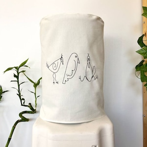 HomePrepCo 鳥柄刺繍ウォーターディスペンサー 5ガロン デミジョンカバー - 素朴な家 - キッチン装飾