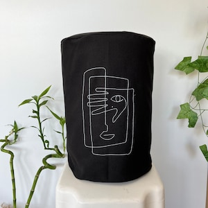 HomePrepCo ミニマルパターン刺繍ウォーターディスペンサー 5ガロン デミジョンカバー - 素朴な家 - キッチン装飾