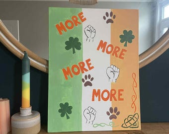 Meer zwart, meer honden, meer Ierse schilderkunst | Ierse kunst | Muurkunst activist op driekleurig canvas | 30 x 40 cm acryl op plat bord