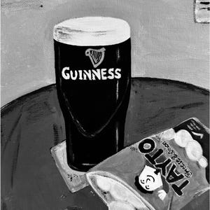Peut inclure: Peinture en noir et blanc d'une pinte de Guinness avec le logo et le texte Guinness. &Agrave; c&ocirc;t&eacute; de la pinte se trouve un sachet de chips Tayto Cheese & Onion partiellement ouvert.