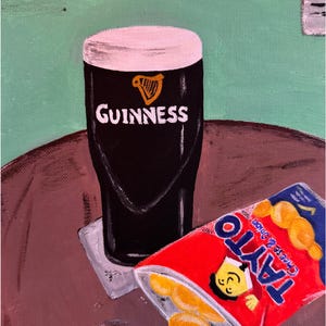 Peut inclure: Peinture d'une pinte de Guinness avec une t&ecirc;te cr&eacute;meuse, le logo Guinness est visible. &Agrave; c&ocirc;t&eacute; de la pinte, un sachet de chips Tayto Cheese & Onion partiellement ouvert. Le fond est vert.
