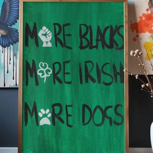 Stampa artistica di protesta irlandese – “Più neri, più irlandesi, più cani” / Arte murale irlandese inclusiva / Stampa verde di San Patrizio – Formati A4 A3 A2