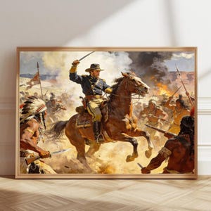 Puede incluir: Una impresión enmarcada representa una escena de batalla histórica. Un hombre con uniforme azul a caballo levanta una espada, liderando una carga contra guerreros nativos americanos. La obra de arte presenta una paleta de colores cálidos con figuras detalladas.
