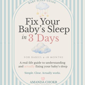 Op de afbeelding: Boekomslag met de titel "Fix Your Baby's Sleep in 3 Days" in een zacht, ovaal kader. De omslag heeft een lichtblauwe en witte gestreepte achtergrond, met illustraties van wolken en sterren. Het boek is een gids voor baby's van 4-18 maanden.