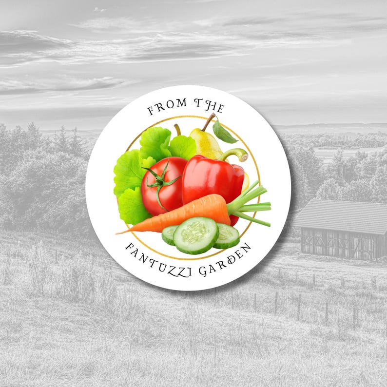 Op de afbeelding: Een witte cirkel met een gouden rand en de tekst "From the Fantuzzi Garden" in zwart. Binnen de cirkel zijn afbeeldingen van een rode paprika, een tomaat, een wortel, een komkommer, een peer en groene sla.