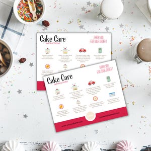 Peut inclure: Deux cartes rouges et blanches avec des instructions pour le soin des gâteaux. Les cartes présentent des illustrations de gâteaux, de boîtes et de voitures. Le texte sur les cartes comprend "Cake Care Instructions", "Merci pour votre commande !" et "www.yourwebsite.com".