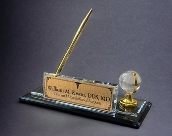 Plaque signalétique de bureau de médecin en verre cristal personnalisée avec logo et stylo, plaque signalétique de bureau en verre personnalisée avec stylo doré et globe