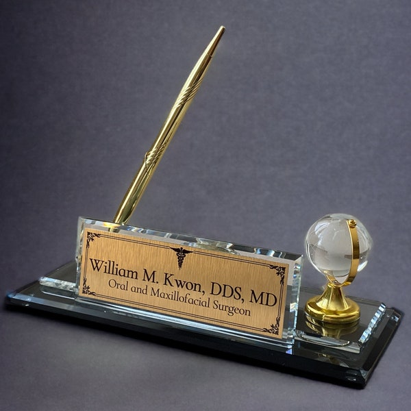 Plaque signalétique de bureau de médecin en verre cristal personnalisée avec logo et stylo, plaque signalétique de bureau en verre personnalisée avec stylo doré et globe