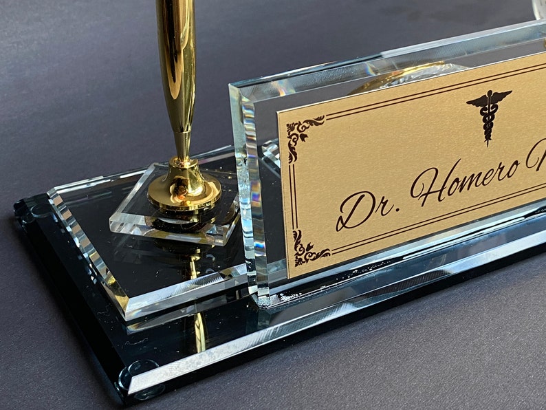 Op maat gemaakt kristalglas doktersbureau naamplaatje met logo en tekenpen, gepersonaliseerd glazen bureaubladnaamplaatje met gouden tekenpen en wereldbol afbeelding 2