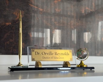 Personalisiertes Schreibtisch Namensschild mit Logo in Kristallkugel und Unterschriftenstift, Personalisiertes Typenschild mit Kristallkugel, Schreibtisch Namensschild Glas