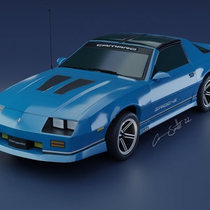 Może przedstawiać: Niebieski Chevrolet Camaro Z28 z lat 80. z czarnymi paskami wyścigowymi i czarnym dachem. Samochód ma czarny spojler i czarny tylny zderzak. Samochód znajduje się na niebieskim tle.