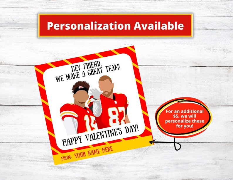 Puede incluir: Una tarjeta de San Valent&iacute;n roja y amarilla con una imagen de dos jugadores de f&uacute;tbol americano. La tarjeta dice "&iexcl;Hola amigo, formamos un gran equipo!" y "&iexcl;Feliz D&iacute;a de San Valent&iacute;n!" Tambi&eacute;n dice "De: Tu nombre aqu&iacute;".