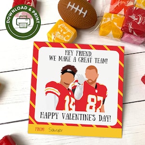 Puede incluir: Una tarjeta de San Valent&iacute;n imprimible con dos jugadores de f&uacute;tbol de dibujos animados con uniformes rojos y blancos con el texto "Hey amigo, &iexcl;formamos un gran equipo! &iexcl;Feliz D&iacute;a de San Valent&iacute;n! De: Sawyer".