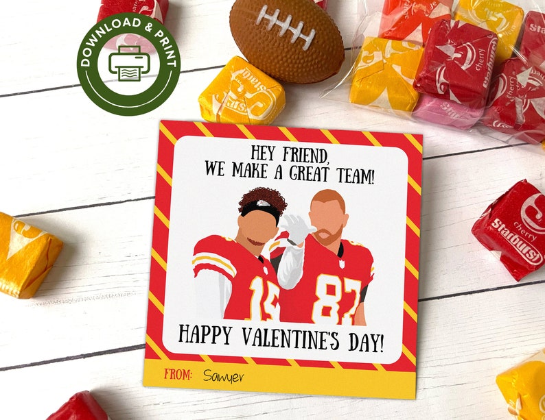 Puede incluir: Una tarjeta de San Valent&iacute;n imprimible con dos jugadores de f&uacute;tbol de dibujos animados con uniformes rojos y blancos con el texto "Hey amigo, &iexcl;formamos un gran equipo! &iexcl;Feliz D&iacute;a de San Valent&iacute;n! De: Sawyer".