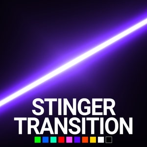 Può includere: Una scia di luce viola brillante su uno sfondo scuro con il testo "STINGER TRANSITION" in bianco. Una fila di quadrati colorati appare sotto il testo.