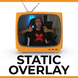 Könnte beinhalten: Eine Person mit einem roten X auf ihrem Shirt sitzt auf einem Stuhl vor einem blauen Bildschirm. Das Bild wird auf einem Vintage-Fernseher mit dem Text "STATIC OVERLAY" darunter angezeigt.