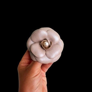 Camellia brooch in genuine pearl beige leather, flower brooch, luxury brooch, camellia brooch, gift brooch, beige flower, camellia brooch