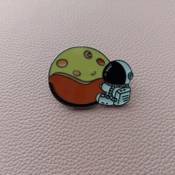 Enamel pin astronaut met maan