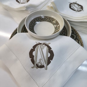 Benutzerdefiniertes Logo gestickte Luxus Leinenserviette, doppelt beschriftete monogrammierte Leinenservietten, Hochzeitsservietten