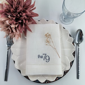 Personalized Linen Napkins with Elegant Embroidery - Perfect for Weddings!