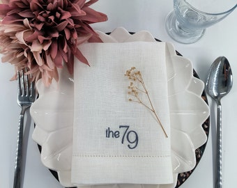 Personliga linneservetter med elegant broderi - Perfekt för bröllop!