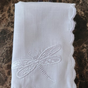 Libelle besticktes Taschentuch, Jakobsmuschel Taschentuch, Logo bestickte Leinen Taschentücher, besticktes Luxus Leinen Taschentuch Brautparty