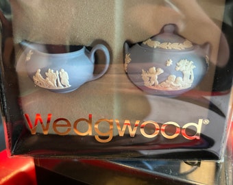 Wedgwood mini creamer and sugar bowl with top like new in box blue jasper