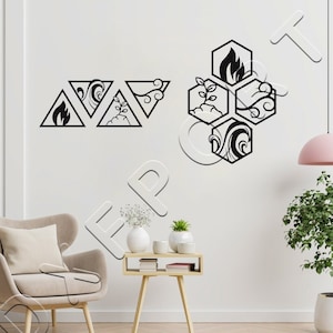 Puede incluir: Decoración de pared en blanco y negro con formas geométricas y diseños abstractos. La decoración se muestra en una pared blanca con un sillón beige, una mesa pequeña y una planta en maceta.