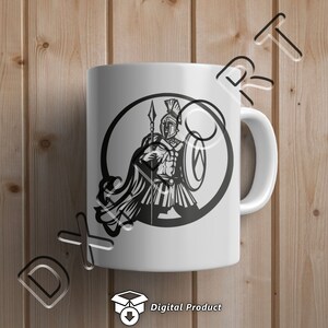 Puede incluir: Taza de cer&aacute;mica blanca con un gr&aacute;fico en blanco y negro de un guerrero espartano sosteniendo una lanza y un escudo. El guerrero est&aacute; dentro de un c&iacute;rculo.