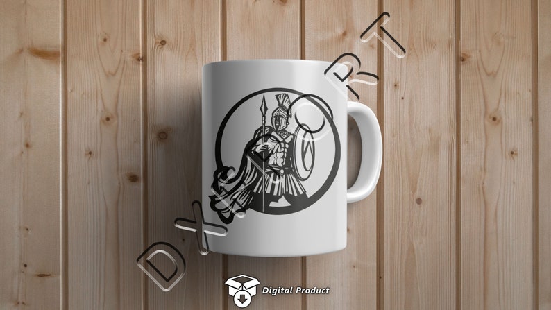 Puede incluir: Taza de cer&aacute;mica blanca con un gr&aacute;fico en blanco y negro de un guerrero espartano sosteniendo una lanza y un escudo. El guerrero est&aacute; dentro de un c&iacute;rculo.