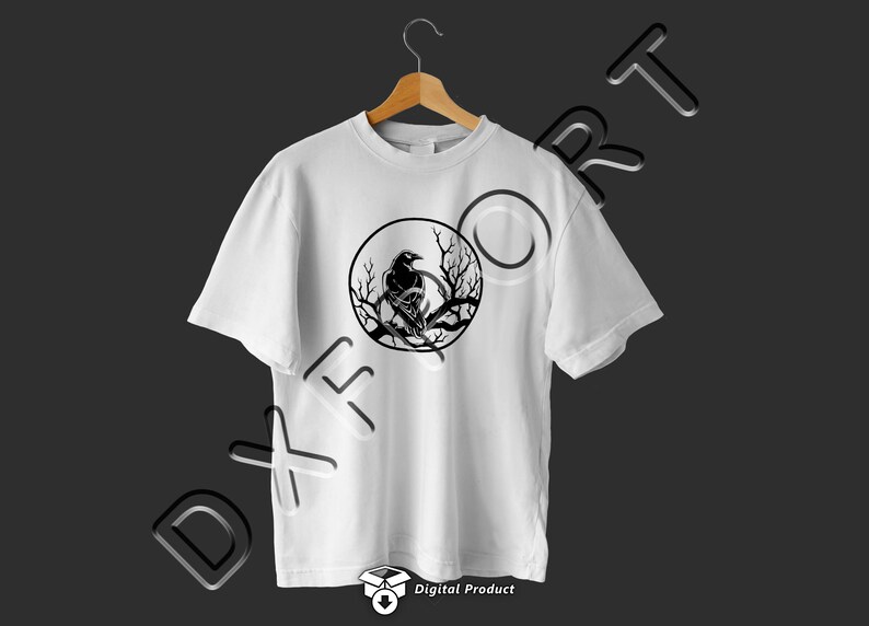 Puede incluir: Camiseta blanca con un gr&aacute;fico en blanco y negro de un cuervo posado en una rama dentro de un c&iacute;rculo.