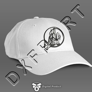 Puede incluir: Gorra de b&eacute;isbol blanca con una ilustraci&oacute;n en blanco y negro de un guerrero con un escudo y una lanza. El guerrero est&aacute; dentro de un c&iacute;rculo.