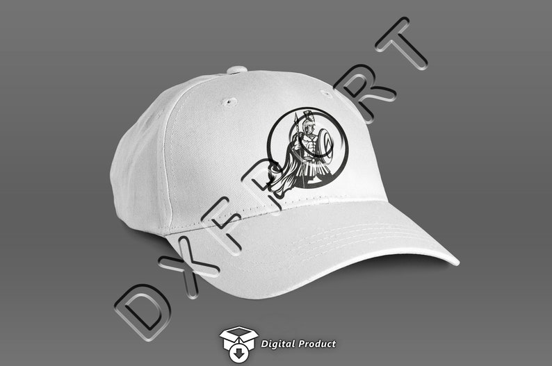 Puede incluir: Gorra de b&eacute;isbol blanca con una ilustraci&oacute;n en blanco y negro de un guerrero con un escudo y una lanza. El guerrero est&aacute; dentro de un c&iacute;rculo.