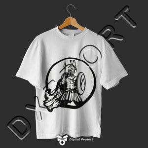 Puede incluir: Camiseta blanca con un gr&aacute;fico negro de un guerrero espartano sosteniendo una lanza y un escudo. El guerrero lleva un casco y una capa. El gr&aacute;fico est&aacute; en un c&iacute;rculo.