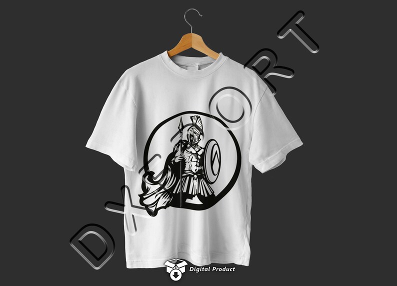Puede incluir: Camiseta blanca con un gr&aacute;fico negro de un guerrero espartano sosteniendo una lanza y un escudo. El guerrero lleva un casco y una capa. El gr&aacute;fico est&aacute; en un c&iacute;rculo.