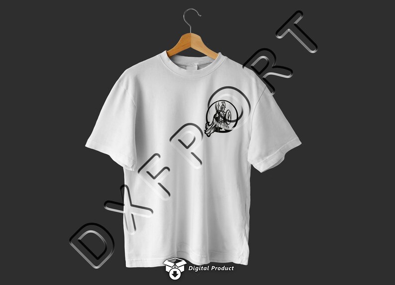 Puede incluir: Camiseta blanca con un dise&ntilde;o gr&aacute;fico negro de una persona montando a caballo. El dise&ntilde;o est&aacute; en un c&iacute;rculo con una l&iacute;nea que lo atraviesa.