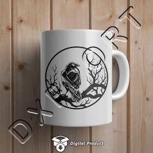Puede incluir: Taza de cer&aacute;mica blanca con una ilustraci&oacute;n en blanco y negro de un cuervo posado en una rama dentro de un c&iacute;rculo. El cuervo est&aacute; silueteado contra una luna.