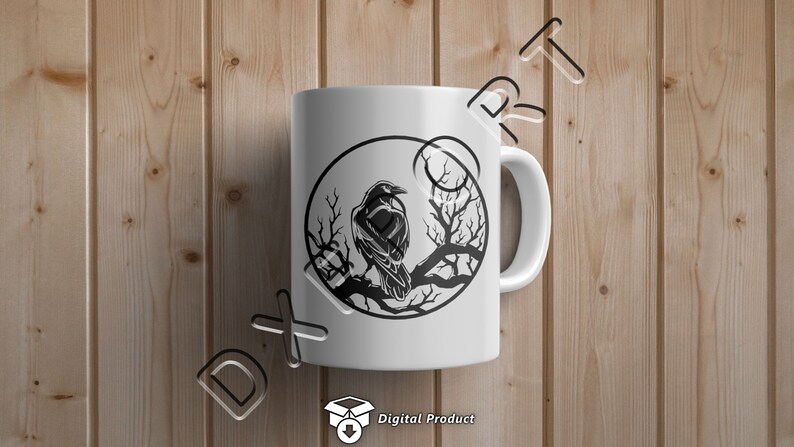 Puede incluir: Taza de cer&aacute;mica blanca con una ilustraci&oacute;n en blanco y negro de un cuervo posado en una rama dentro de un c&iacute;rculo. El cuervo est&aacute; silueteado contra una luna.