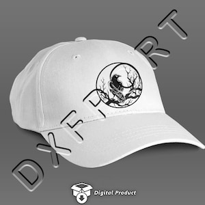 Puede incluir: Gorra de b&eacute;isbol blanca con un gr&aacute;fico en blanco y negro de un cuervo posado en una rama dentro de un c&iacute;rculo.