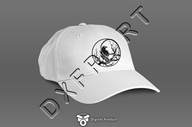 Puede incluir: Gorra de b&eacute;isbol blanca con un gr&aacute;fico en blanco y negro de un cuervo posado en una rama dentro de un c&iacute;rculo.