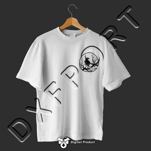 Puede incluir: Camiseta blanca con una silueta negra de un p&aacute;jaro posado en una rama dentro de un c&iacute;rculo.