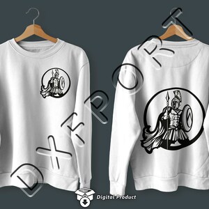 Puede incluir: Sudadera blanca con un gr&aacute;fico negro de un guerrero espartano sosteniendo una lanza y un escudo. El guerrero lleva un casco y una capa. El gr&aacute;fico est&aacute; en un c&iacute;rculo.