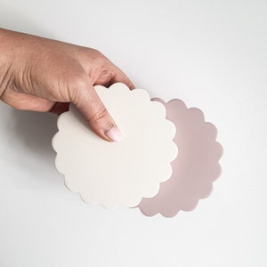 Set di 2 sottobicchieri rotondi con bordo smerlato / Sottobicchieri in pietra moderni e minimalisti, realizzati a mano.