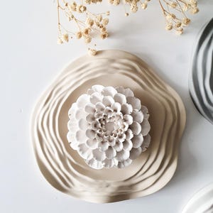Dahlia Stone Essential Oil Diffuser with Wavy Dish – Floral Home Fragrance Gift