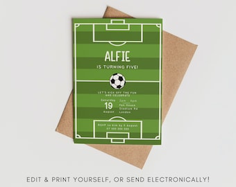 Op de afbeelding: Groene en witte voetbal-verjaardagsuitnodiging voor een jongen die vijf jaar wordt. De uitnodiging toont een voetbalveld met een voetbal en de tekst "Alfie wordt vijf!"  Laten we de pret beginnen en vieren. Zaterdag 19 augustus, 14:00-16:00 uur. Fan House, Stadium Rd, Londen. RSVP aan Kim vóór 5 augustus. 07 000 000 000. Bewerken en afdrukken of elektronisch verzenden!