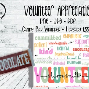 Pode incluir: Modelo de embalagem de barra de chocolate imprimível para o reconhecimento de voluntários. A embalagem apresenta uma nuvem de palavras colorida com palavras como "comprometido", "solidário", "prestativo", "amigável", "apaixonado", "dedicado", "humilde", "adaptável", "criativo", "compassivo", "criativo", "envolvente", "conhecedor", "inspirador", "animador", "respeitoso" e "confiável". A embalagem também inclui o texto "Voluntário" em letras grandes e coloridas e um espaço para um nome. A embalagem é projetada para uma barra de chocolate Hershey's de 1,55 oz.