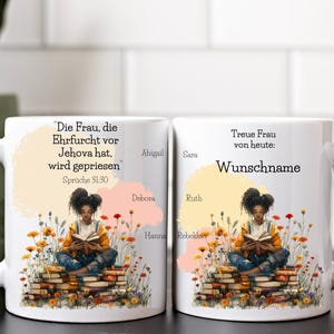 Könnte beinhalten: Zwei weiße Keramikbecher mit einem bunten Blumenmuster und einer Frau, die ein Buch liest. Der Text auf den Bechern lautet "Die Frau, die Ehrfurcht vor Jehova hat, wird gepriesen Sprüche 31:30" und "Treue Frau von heute: Wunschname".